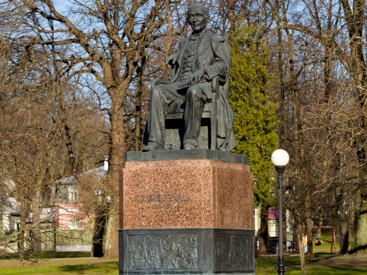 Friedrich Reinhold Kreutzwald szobra az észtországi Tallinnban.