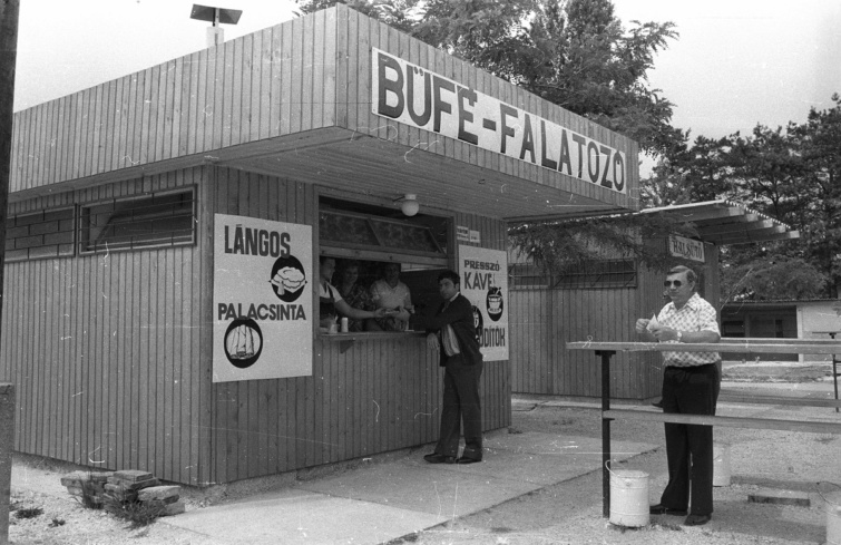 Lángosos bódé Balatonfűzfőn 1980-ban.