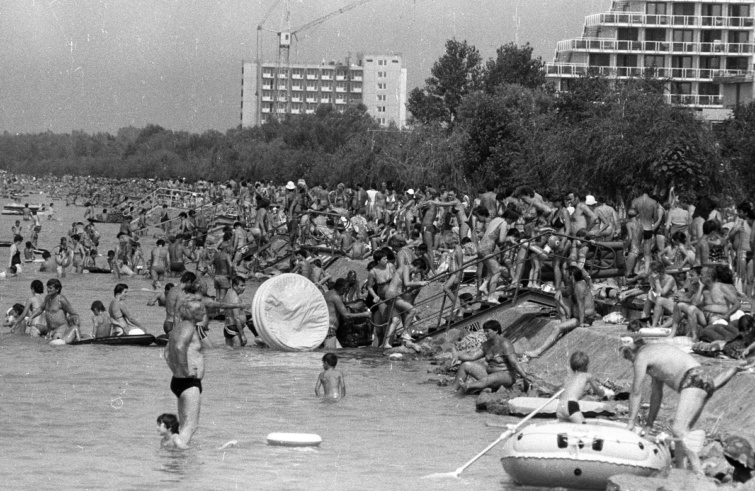 Strandolók Siófokon 1981-ben, a háttérbena Fővárosi Tanács üdülője, jobbra a 43-as Állami Építőipari Vállalat üdülője látható.