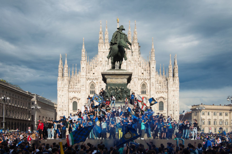 FC Internazionale szurkolók a milánói dómnál 