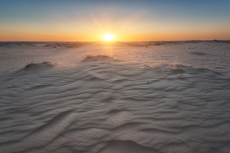 Az Oleski sivatag naplemente idején Ukrajnában.