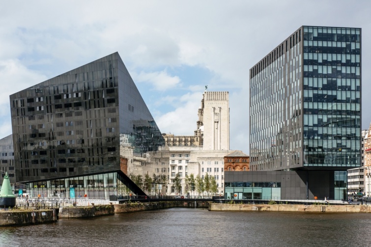 Modern épületek a Liverpool-i Albert dokk területén.