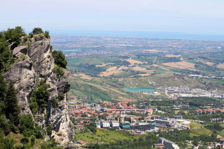 A Titano-hegyről nyíló panoráma, háttérben az Adriai-tengerrel.