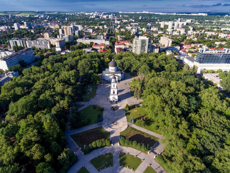 A moldovai főváros látképe, középen a Krisztus Születése székesegyházzal és az azt körülölelő parkkal.