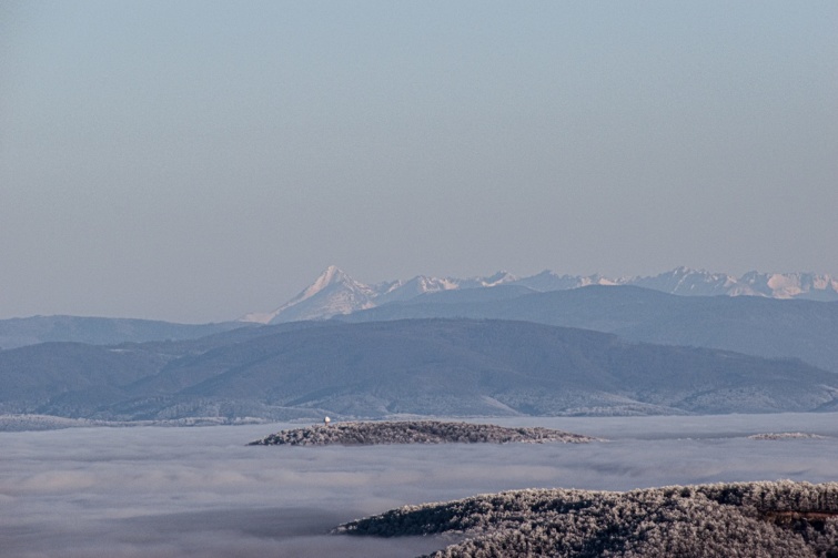 A hegyekből nyíló panoráma Parádsasvár környékén.