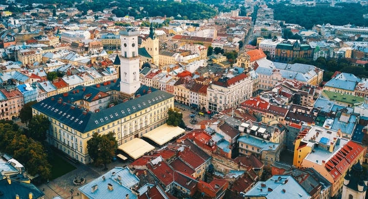 Lviv városa madárperspektívából.