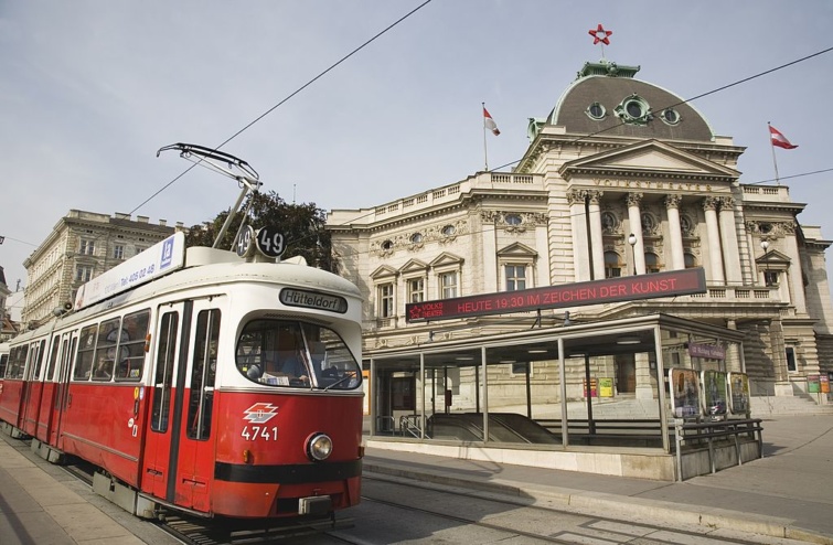 A Bécsi Közlekedési Vállalat egy régebbi típusú villamosa áll a Volkstheater előtt.