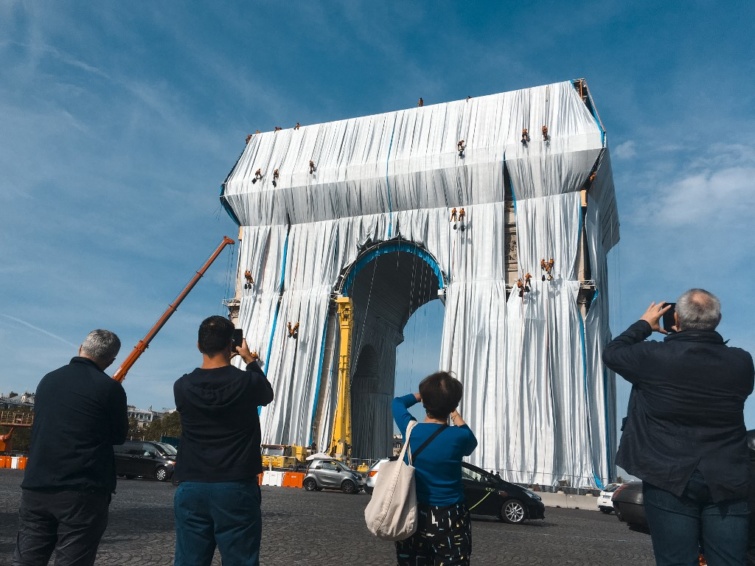 Artistic wrapping of Parisian Arc de triomphe - Startlap Utazás