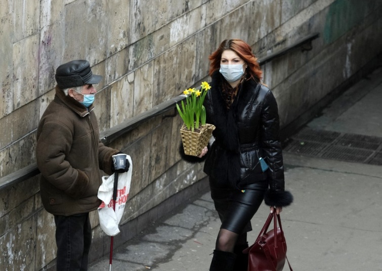 Maszkos járókelők Ukrajnában.