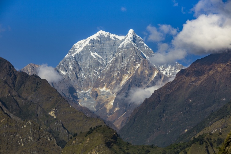 A Dhaulagiri hófödte csúcsa Nepálban.