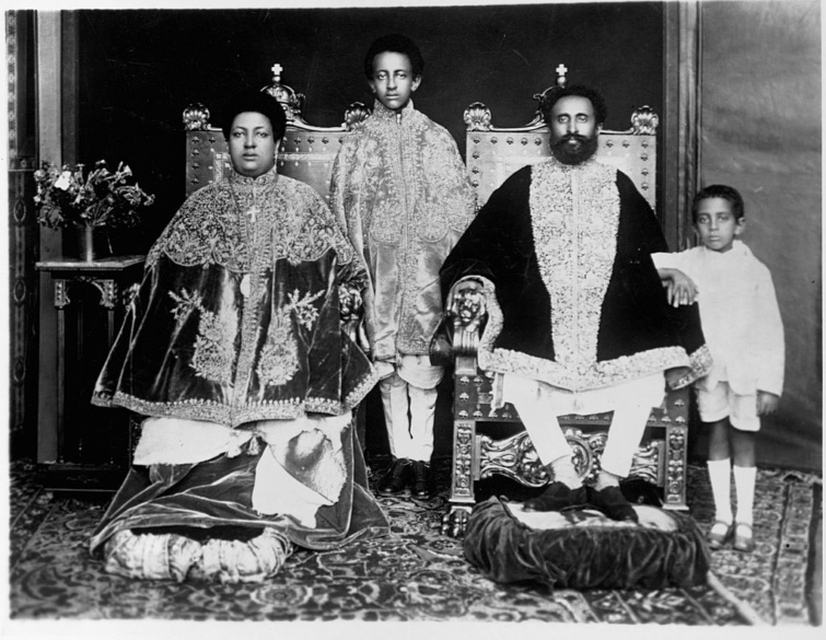 Hailé Szelasszié etióp császár családja körében.