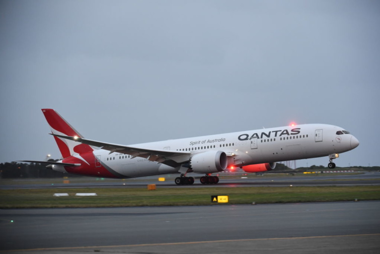 A Qantas ausztrál légitársaság gépe felszáll Sydneyben.