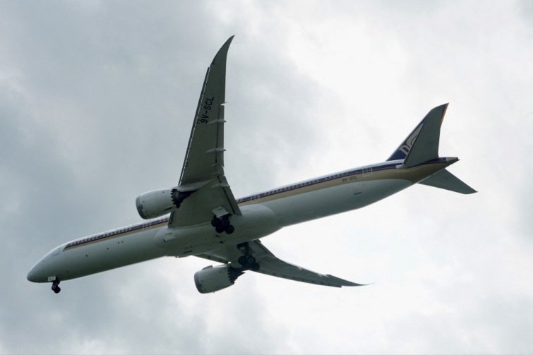Landoláshoz kéaszül a Singapore Airlines egy gépe Szingapúrban.
