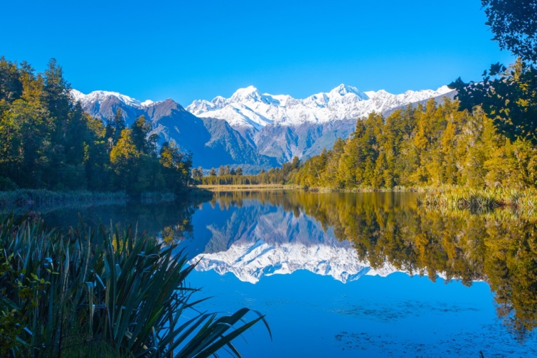 A Matheson-tavon tükröződő hegyek képe Új-Zélandon.