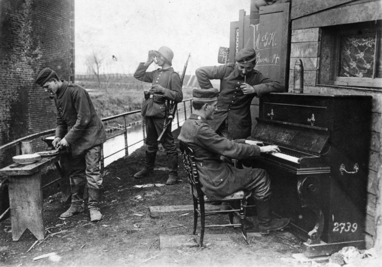 Lens-ww1 - Startlap Utazás Német katonák Lens romjai között az első világháború idején.