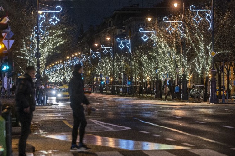 Kihagyhatatlan látványt nyújt a karácsonyi fényekkel kivilágított Andrássy út. 