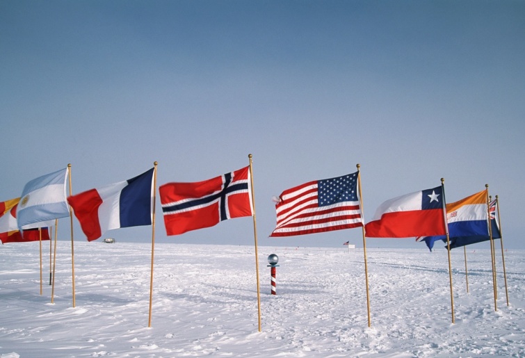 Zászlók jelzik a jelképes Déli-sarkot az Antarktiszon.