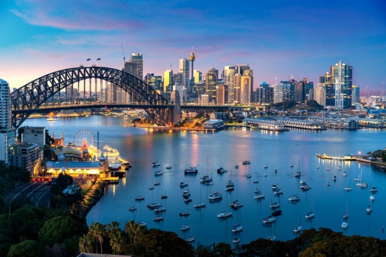 Az ausztráliai Sydney hajnali fényei 