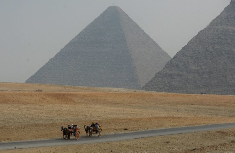 Az egyiptomi piramisok, előttük szamarakon vonuló emberekkel