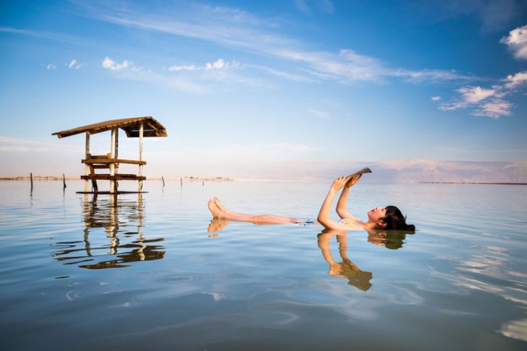 A Holt-tenger felszínén lebeg egy fiatal nő.