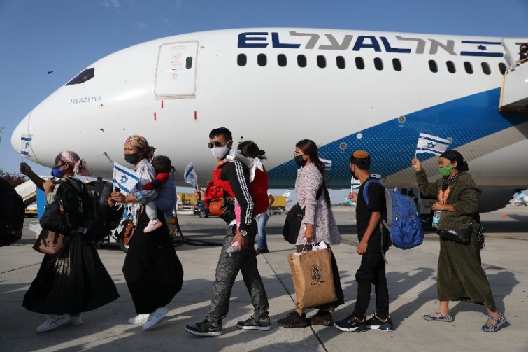 Utasok a Tel-Aviv mellett reptéren, landolás után