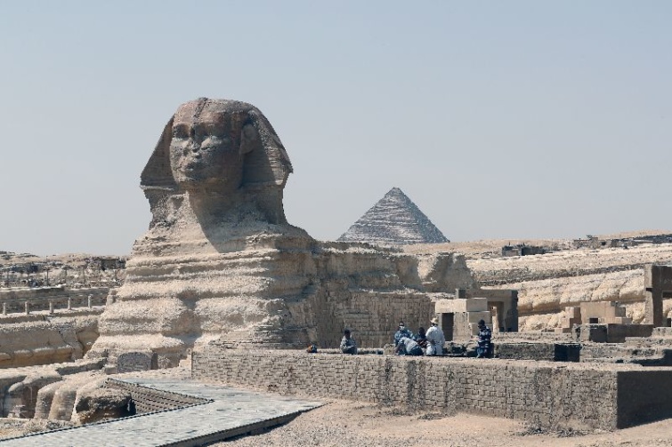 Az egyiptomi szfinx, háttérben egy piramissal 