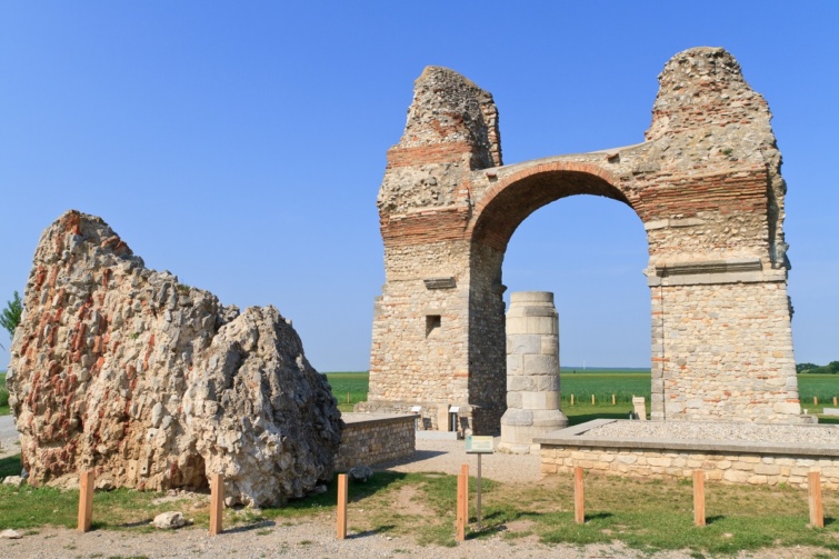 A régi római kapu romjai Carnuntumban.