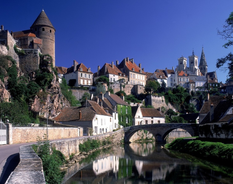 Egy középkori kisváros, Semur-En-Auxois.