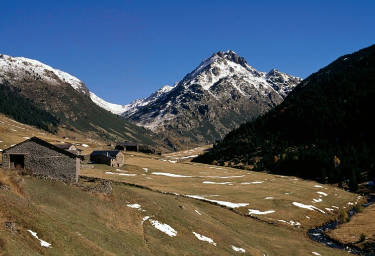 Andorrai tájkép, La Baladosa falva, háttérben a 2620 méteres Alt de Juclar csúccsal.