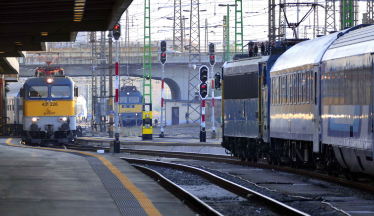 A MÁV villanymozdonyai által vontatott szerelvények - változik a MÁV menetrendje a Budapest-Kelebia vonalon