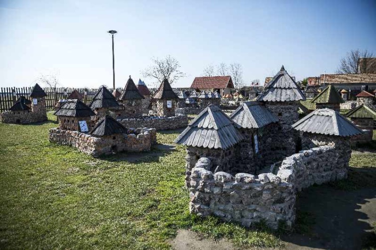 Várpark és Skanzen Dinnyés