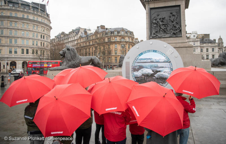 A Greenpeace által épített portál az antarktiszi pingvineknek a londoni Trafalgar téren