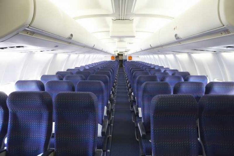 Egy tökéletesen üres repülőgép belső, utasok nélkül. 