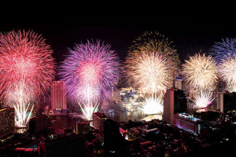 Tűzijáték Thaiföld fővárosa, Bankok felett. 