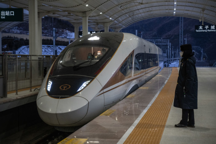A kínai gyorsvonat befut az állomásra - A kínai nagy fal alatt fut a világ első vezető nélküli nagy sebességű vasútja ami az olimpia résztvevőit szállítja