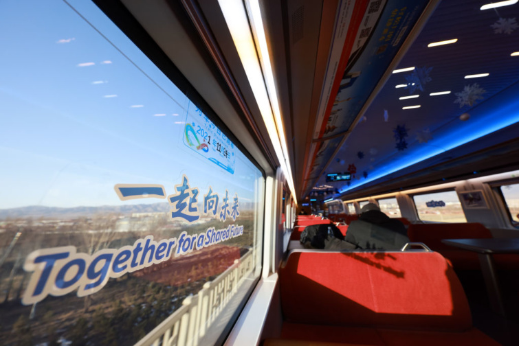 A kínai gyorsvonat belülről - A kínai nagy fal alatt fut a világ első vezető nélküli nagy sebességű vasútja ami az olimpia résztvevőit szállítja