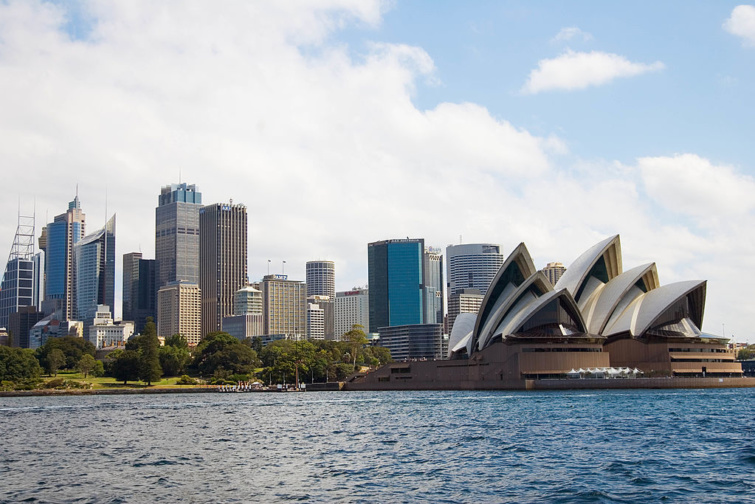 Sydney látképe az operaház felől - Ausztrália megnyitja a határait a külföldi turisták előtt