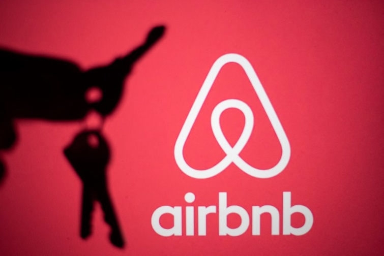 Az Airbnb logója és egy kulcs árnyéka