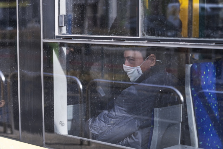 Egészségügyi maszkot viselő utas egy villamoson Budapesten - hétfőtől megszűnik a kötelező maszkviselés
