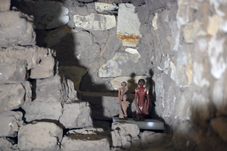 Szobrocskák Hannu sírjának belsejében - négyezer éves sírokat tártak fel Szakkara nekropoliszában