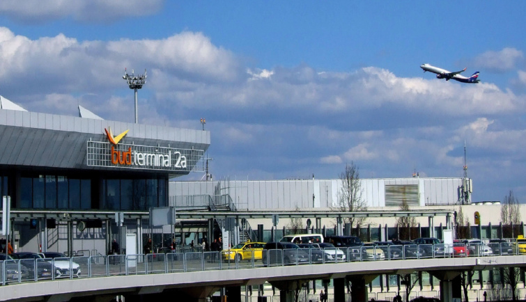 Utasszállító repülőgép emelkedik magasba a Liszt Ferenc Nemzetközi Repülőtér egyik kifutópályájáról - zavartalan a forgalom Ferihegyen