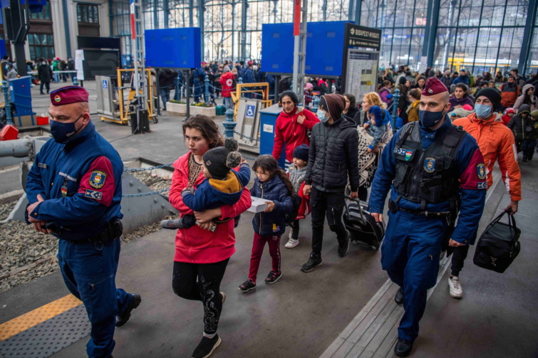 Ukrajnai menekültek a Nyugati pályaudvaron - BRFK: 3700 menekült érkezett szombaton Ukrajnából Budapestre vonattal