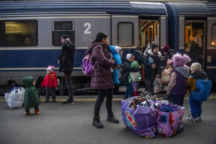 Ukrán menekültek a Keleti pályaudvarnál