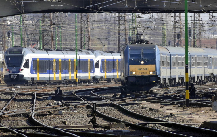 Közlekedő vonatok - április 3-tól változik a MÁV és a Volánbusz menetrendje