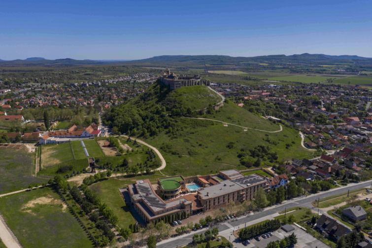 Sümeg látképe - első alkalommal rendezik meg Sümeg és Bakony térségében a Muzsikál az erdő rendezvénysorozatot