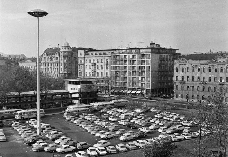 Az Erzsébet tér a hetvenes években