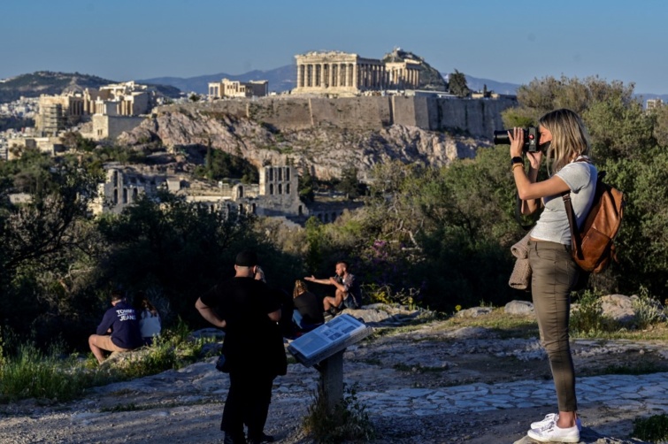 Görögország enyhít a beutazási korlátozásokon
