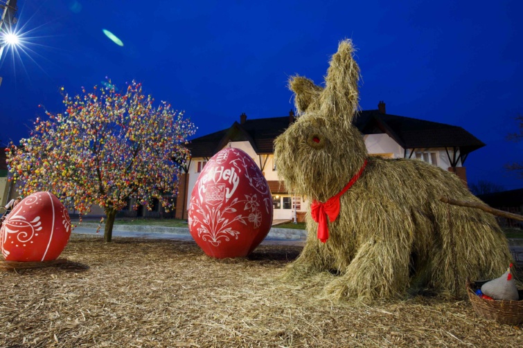 Szénából készített óriás húsvéti nyúlszobor a Somogy megyei Kéthelyen.