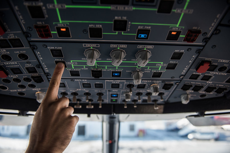 Pilóta a pilótafülkében - a Mol légi személyszállítással foglalkozó céget alapított