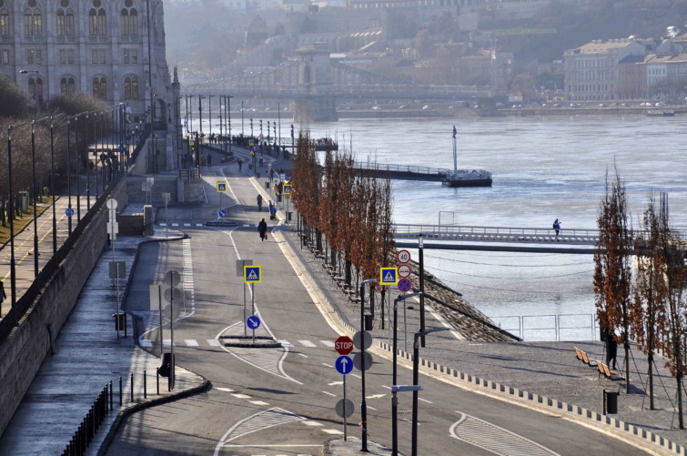 Gyalogos sétány a rakparton a Parlament és Margit híd között - ismét megnyitják az alsó rakpartot az autósok előtt